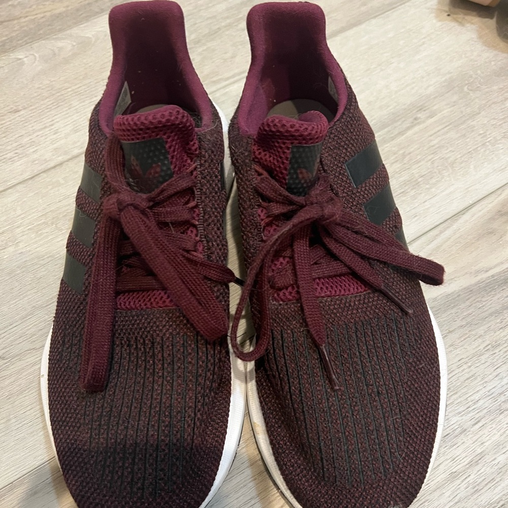 Adidas tennis shoes women’s size 7